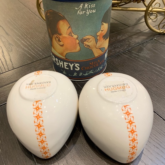 2 Hug mugs by Max Brenner - Picture 3 of 3